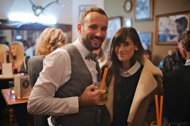 Gentleman Jack`s Barber Shop biti će otvoren do 5. prosinca 2015. godine, a svi zainteresirani moći će se šišati i/ili brijati radnim danom od 17 do 23 sata, dok će subotom brijačnica raditi dvokratno – od 12 do 14 te od 20 do 23 sata.