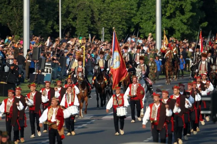 Vukovarskom ulicom prodefilirale su i povijesne postrojbe. Među njima su bili i sinjski alkari.