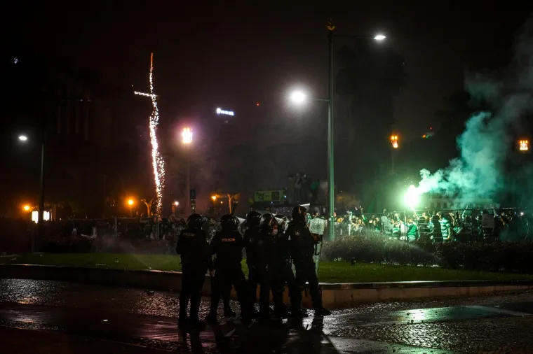 JAVNOST ŠOKIRANA NEREDIMA: Pogledajte detalj uz metalnu ogradu - da, ovo su pokušali napraviti