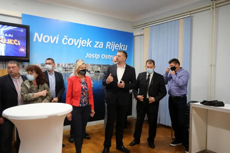RIJEKA: Josip Oštrogović u sjedištu HDZ-a prati rezultate izbora