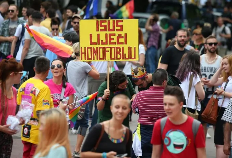 TISUĆE U POVORCI PONOSA: 'Tko tebe referendumom, ti njega zakonom'