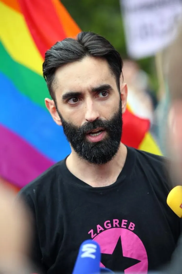 TISUĆE U POVORCI PONOSA: 'Tko tebe referendumom, ti njega zakonom'