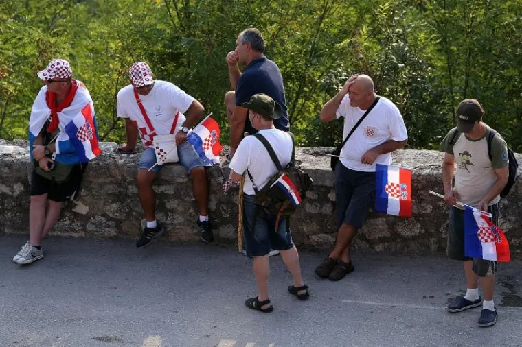 U Knin od ranog jutra pristižu skušine građana iz cijele Hrvatske na obilježavanje 20. godišnjice operacije Oluja i oslobođenja tog grada.