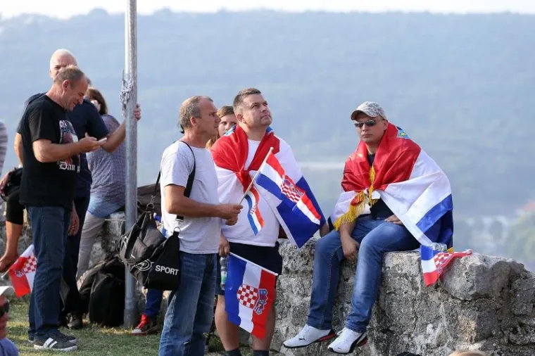 U Knin od ranog jutra pristižu skušine građana iz cijele Hrvatske na obilježavanje 20. godišnjice operacije Oluja i oslobođenja tog grada.