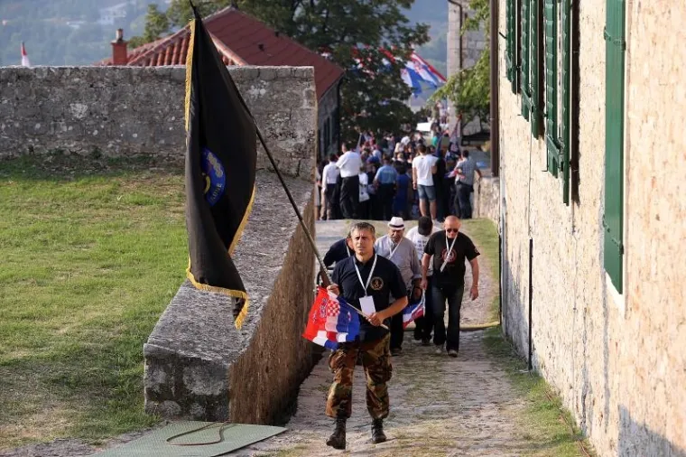 U Knin od ranog jutra pristižu skušine građana iz cijele Hrvatske na obilježavanje 20. godišnjice operacije Oluja i oslobođenja tog grada.
