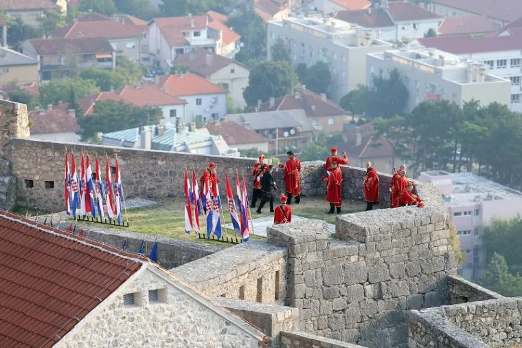 U Knin od ranog jutra pristižu skušine građana iz cijele Hrvatske na obilježavanje 20. godišnjice operacije Oluja i oslobođenja tog grada.