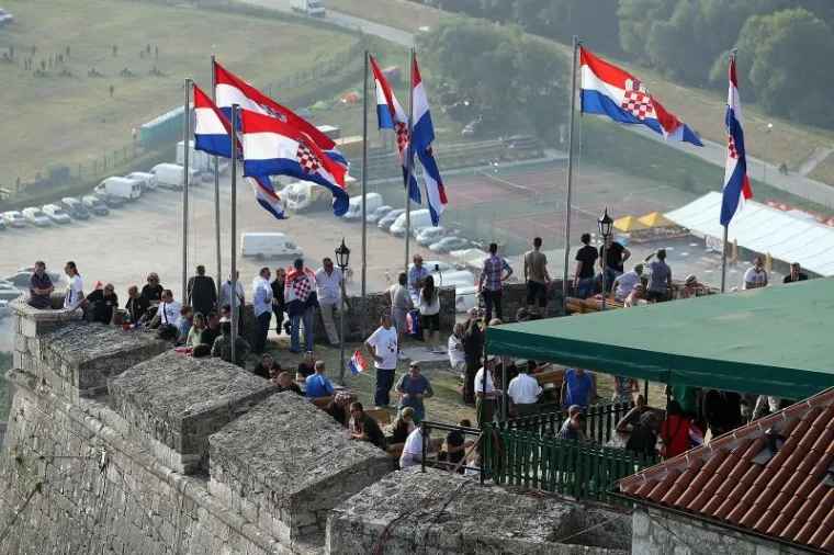 U Knin od ranog jutra pristižu skušine građana iz cijele Hrvatske na obilježavanje 20. godišnjice operacije Oluja i oslobođenja tog grada.