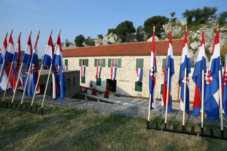 U Knin od ranog jutra pristižu skušine građana iz cijele Hrvatske na obilježavanje 20. godišnjice operacije Oluja i oslobođenja tog grada.