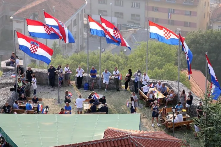 U Kninu sve spremno, okupljaju se brojni građani iz cijele zemlje