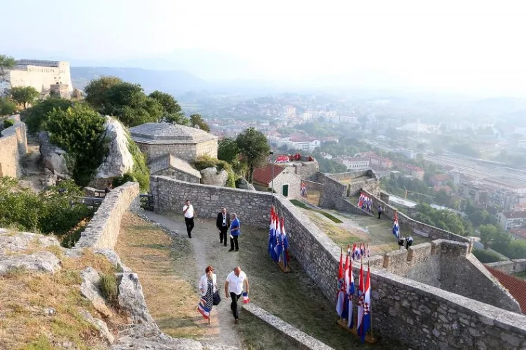 U Knin od ranog jutra pristižu skušine građana iz cijele Hrvatske na obilježavanje 20. godišnjice operacije Oluja i oslobođenja tog grada.