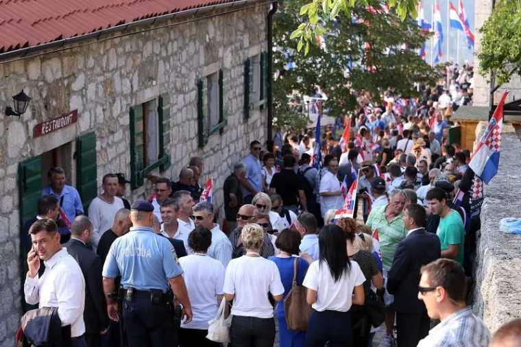 U Knin od ranog jutra pristižu skušine građana iz cijele Hrvatske na obilježavanje 20. godišnjice operacije Oluja i oslobođenja tog grada.