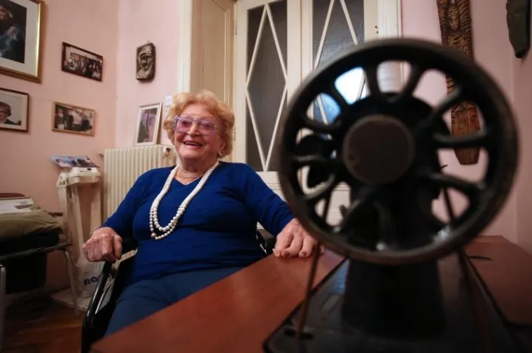 Šivala je 17 godina za Jovanku Broz, modno je savjetovala i Tita. Zanat je dobrim dijelom naučila kod Nine Ricci u Parizu, a kratko je radila i za Coco Chanel.