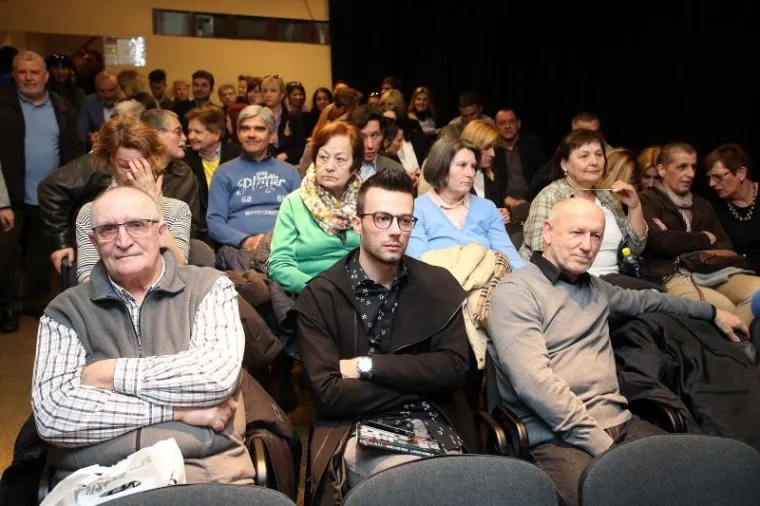 SLAVNI NA PROMOCIJI KONTROVERZNE KNJIGE: Josipa Lisac, Đurđa Tedeschi i Ivo Josipović podržali Mirelu Holy