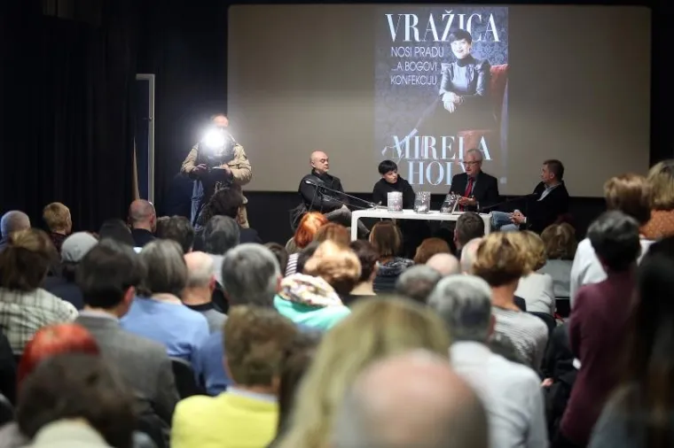 SLAVNI NA PROMOCIJI KONTROVERZNE KNJIGE: Josipa Lisac, Đurđa Tedeschi i Ivo Josipović podržali Mirelu Holy