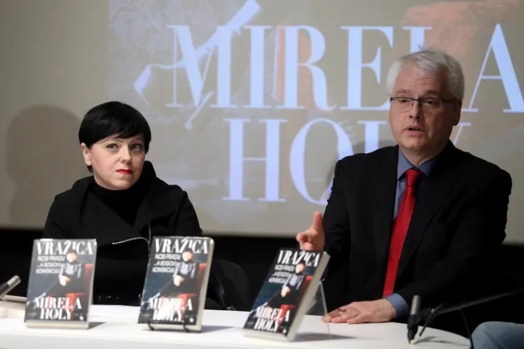SLAVNI NA PROMOCIJI KONTROVERZNE KNJIGE: Josipa Lisac, Đurđa Tedeschi i Ivo Josipović podržali Mirelu Holy