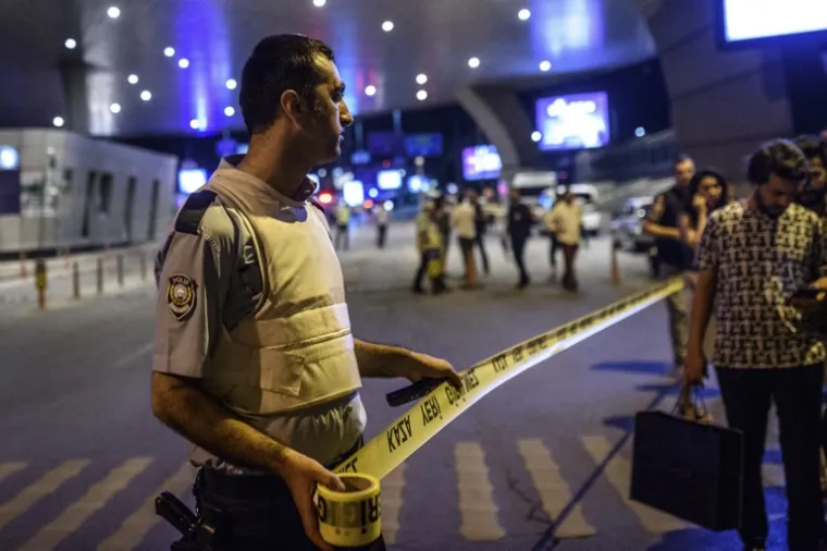 TERORISTIČKI NAPAD U ISTANBULU: Eksplozije i pucnjava u zračnoj luci, najmanje 28 ubijenih