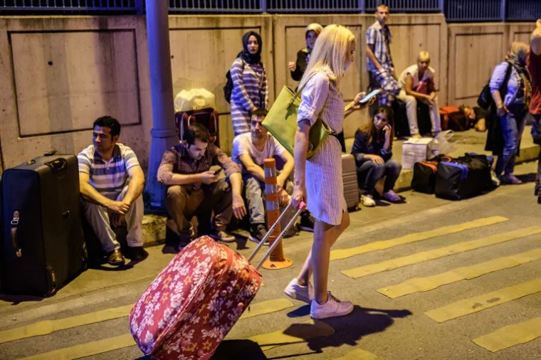 TERORISTIČKI NAPAD U ISTANBULU: Eksplozije i pucnjava u zračnoj luci, najmanje 28 ubijenih