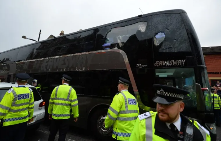 Navijači West Hama napali su autobus s igračima Manchester Uniteda uoči premijerligaškog dvoboja i oproštaja od stadiona Boleyn Ground.