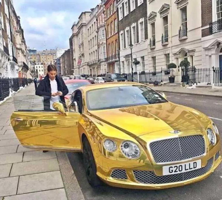 JAKO BOGATI I JAKO RAZMAŽENI: Londonski klinci razmeću se na Instagramu