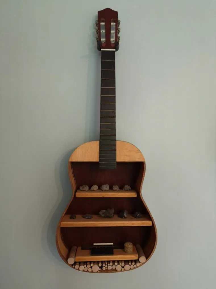 Stara gitara pretvorena u policu