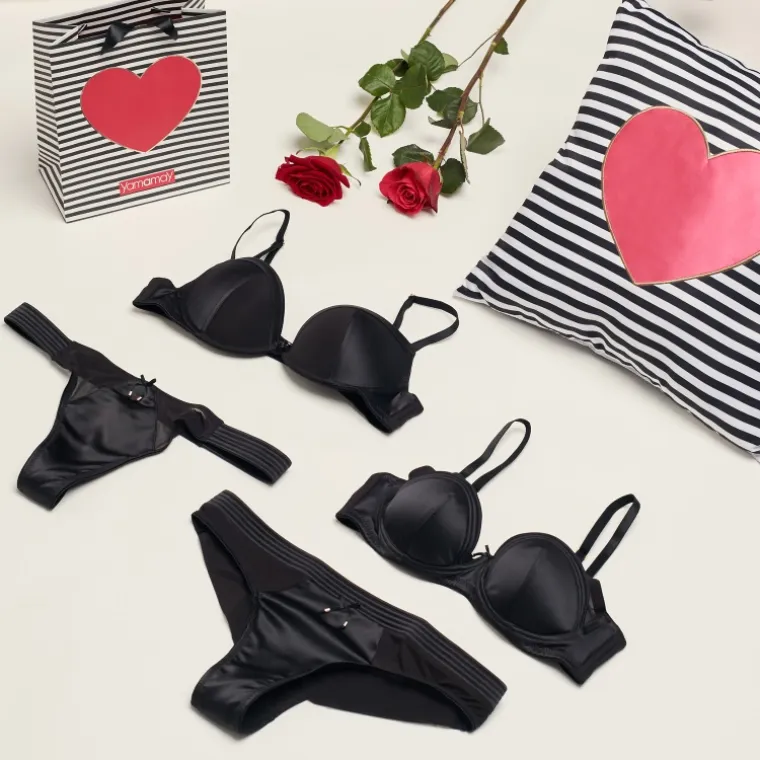 Senzualni minimalizam chemise košulja i negligea idealna je podloga za outfit koji će neodoljivo privlačiti poglede, a konture pariškog korzeta s posebno popularnim bondage elementima dominirat će njegovim mislima još danima nakon Valentinova