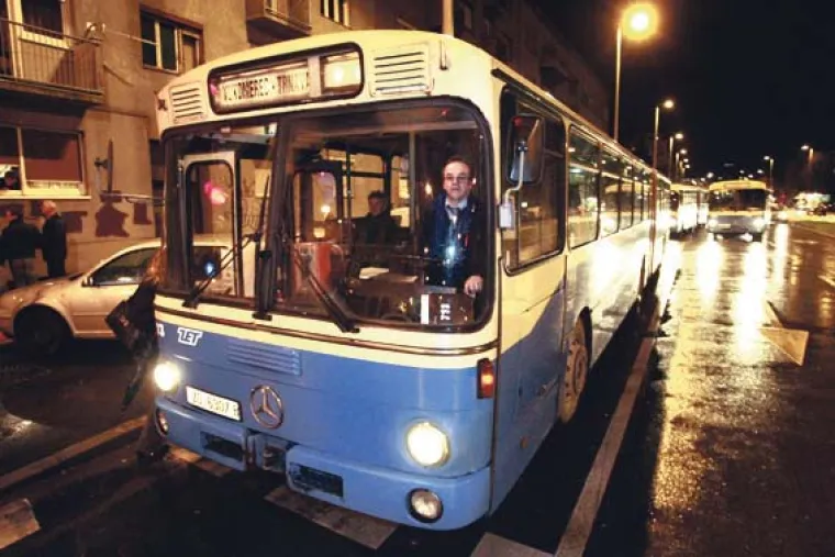 Miris autobusa s drvenim sjedalima, koji vas vozi na prvi sat dok je vani još mrak.