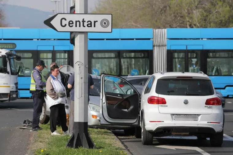 LANČANI SUDAR U NOVOM ZAGREBU: Na križanju Avenije Dubrovnik i Avenije republike Njemačke sudarila se tri automobila