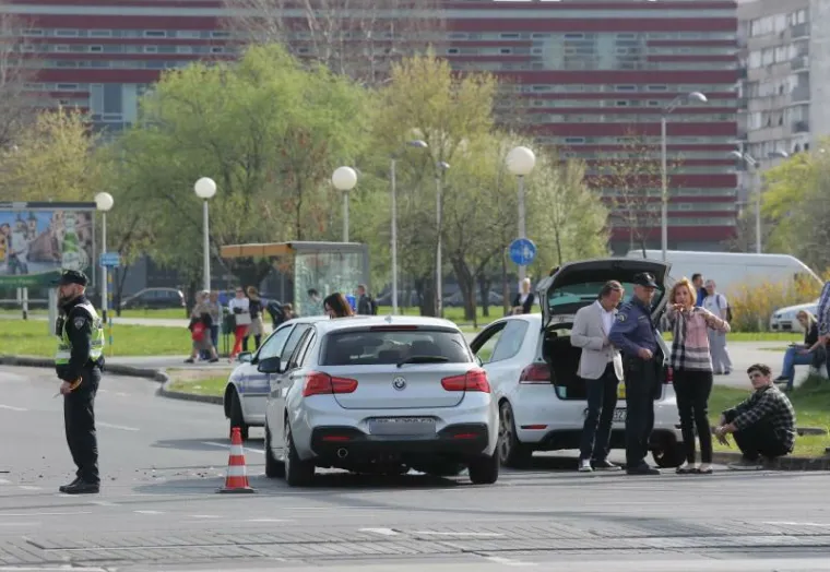 LANČANI SUDAR U NOVOM ZAGREBU: Na križanju Avenije Dubrovnik i Avenije republike Njemačke sudarila se tri automobila