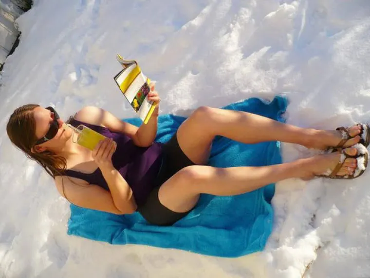 ZA NJIH NEMA ZIME! Skinuli se kao da su na plaži i uživaju u zimskim radostima