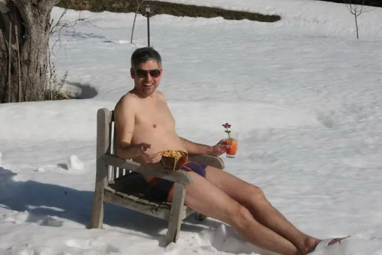 ZA NJIH NEMA ZIME! Skinuli se kao da su na plaži i uživaju u zimskim radostima
