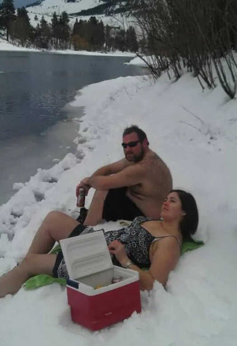 ZA NJIH NEMA ZIME! Skinuli se kao da su na plaži i uživaju u zimskim radostima