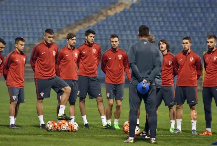 MLADI VATRENI ODUŠEVILI NAJMLAĐE: Pogledajte atmosferu koja je vladala na Šubićevcu