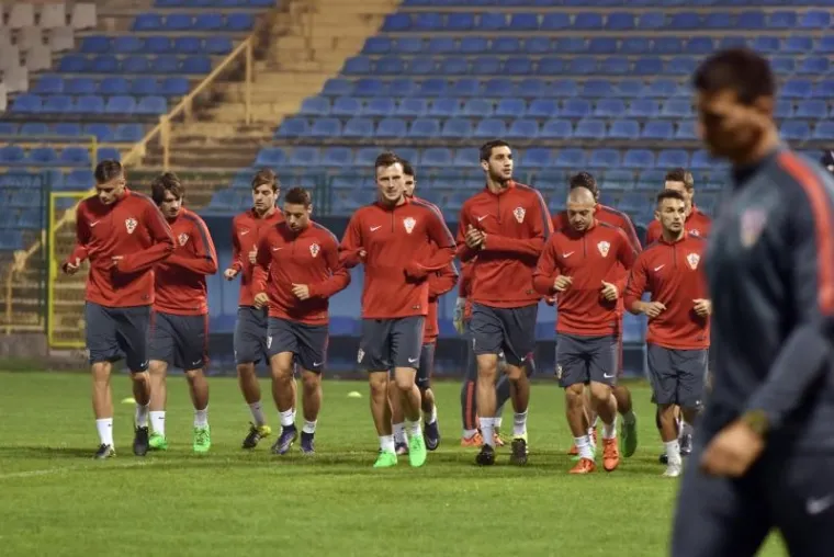 MLADI VATRENI ODUŠEVILI NAJMLAĐE: Pogledajte atmosferu koja je vladala na Šubićevcu