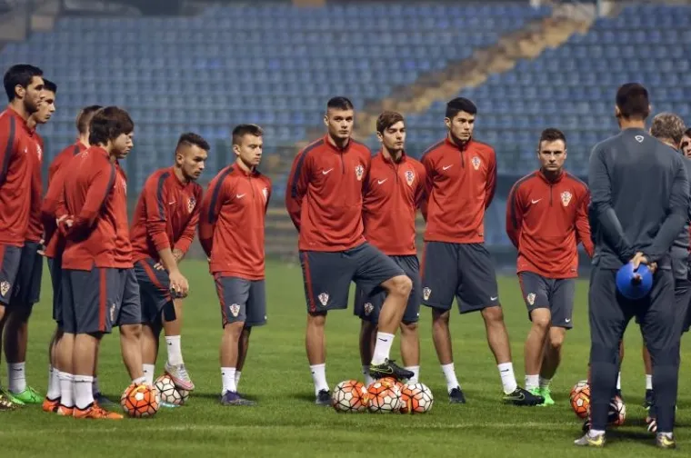 MLADI VATRENI ODUŠEVILI NAJMLAĐE: Pogledajte atmosferu koja je vladala na Šubićevcu