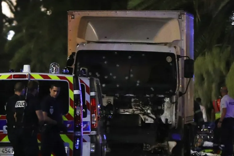 Policija stoji pored kamiona, čije je vjetrobransko staklo izbušeno metcima, a koji se zabio u gomilu i ubio 84 ljudi, a 150 ranio, na proslavi Dana Bastilje u Nici. Kamion je vozio lijevo - desno puna 2 km kroz gomilu kako bi ubio što više ljudi