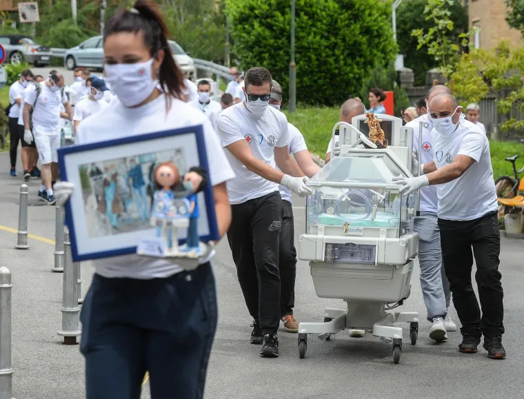 28.05.2020., Zagreb - Primopredaja inkubatora za Odjel neonatologije u Petrovoj bolnici kupljenih u sklopu akcije "Vratimo Palcice u Petrovu" u organizaciji Kluba roditelja nedonoscadi Palcici i Udruge clanova Dinama "Dinamo to smo mi" i navijaca Bad Blue Boysa. Photo: Marko Prpic/PIXSELL