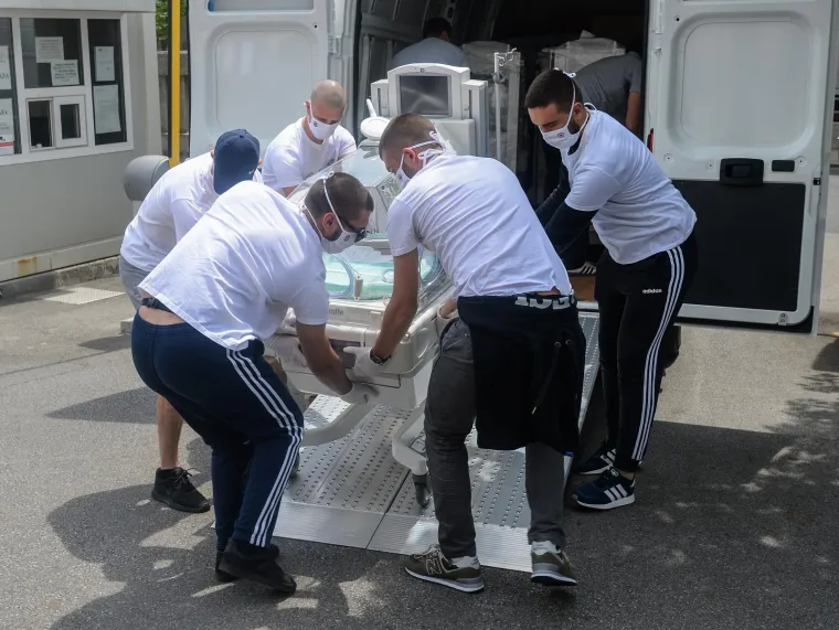 28.05.2020., Zagreb - Primopredaja inkubatora za Odjel neonatologije u Petrovoj bolnici kupljenih u sklopu akcije "Vratimo Palcice u Petrovu" u organizaciji Kluba roditelja nedonoscadi Palcici i Udruge clanova Dinama "Dinamo to smo mi" i navijaca Bad Blue Boysa. Photo: Marko Prpic/PIXSELL