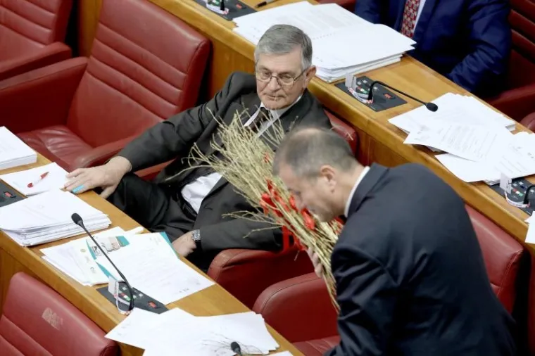 SABOR POSJETIO KRAMPUS, ALI I SVETI NIKOLA: Pogledajte što su zastupnici danas pronašli u svojim čizmicama
