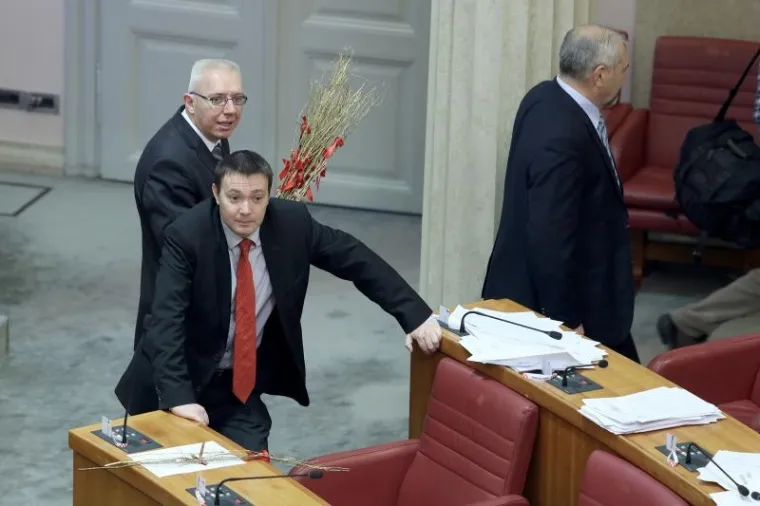 SABOR POSJETIO KRAMPUS, ALI I SVETI NIKOLA: Pogledajte što su zastupnici danas pronašli u svojim čizmicama