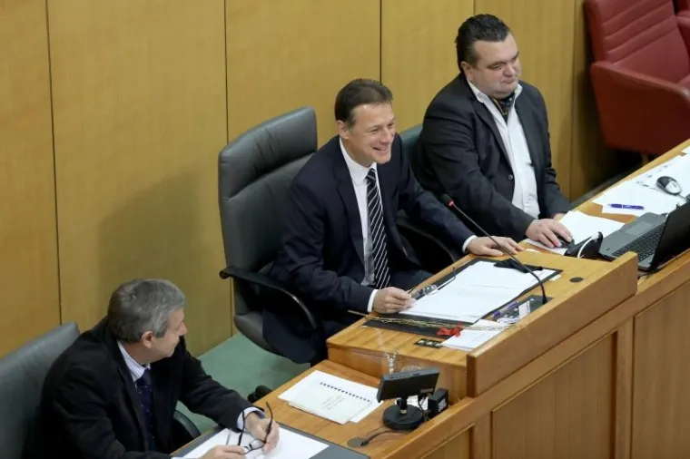 SABOR POSJETIO KRAMPUS, ALI I SVETI NIKOLA: Pogledajte što su zastupnici danas pronašli u svojim čizmicama