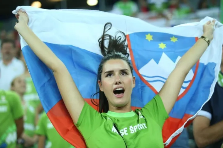 Prelijepa navijačica iz Slovenije zdušno bodri svoju momčad.
