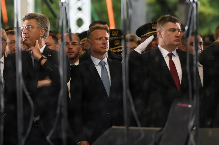 Kiša ne staje: Državni vrh u Kninu na obljetnici Oluje, ali ove godine bez sunčanih naočala. Kišobrani u rukama