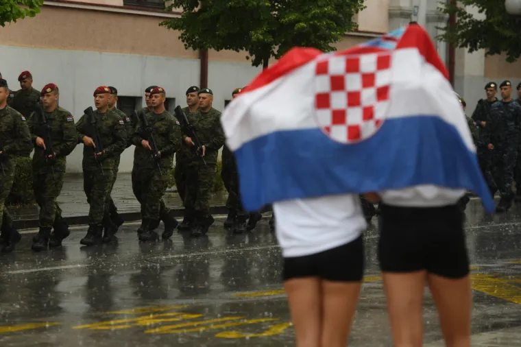 Kiša ne staje: Državni vrh u Kninu na obljetnici Oluje, ali ove godine bez sunčanih naočala. Kišobrani u rukama