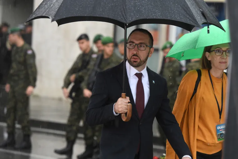 Kiša ne staje: Državni vrh u Kninu na obljetnici Oluje, ali ove godine bez sunčanih naočala. Kišobrani u rukama