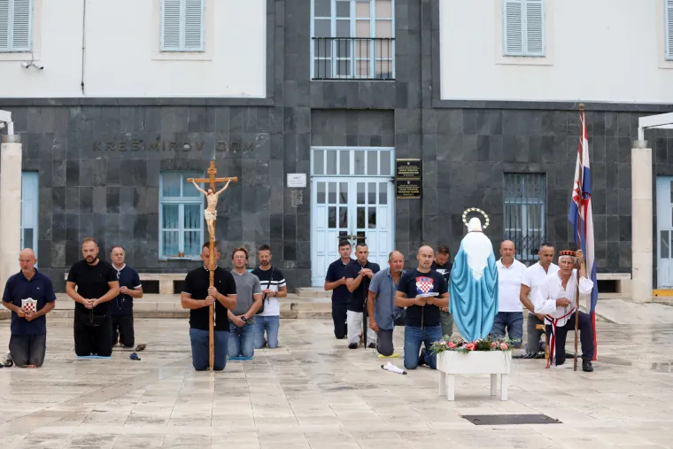 Neki se bore s poplavama, drugi slave obljetnicu Oluje u Kninu, a oni i danas - kleče i mole po trgovima!