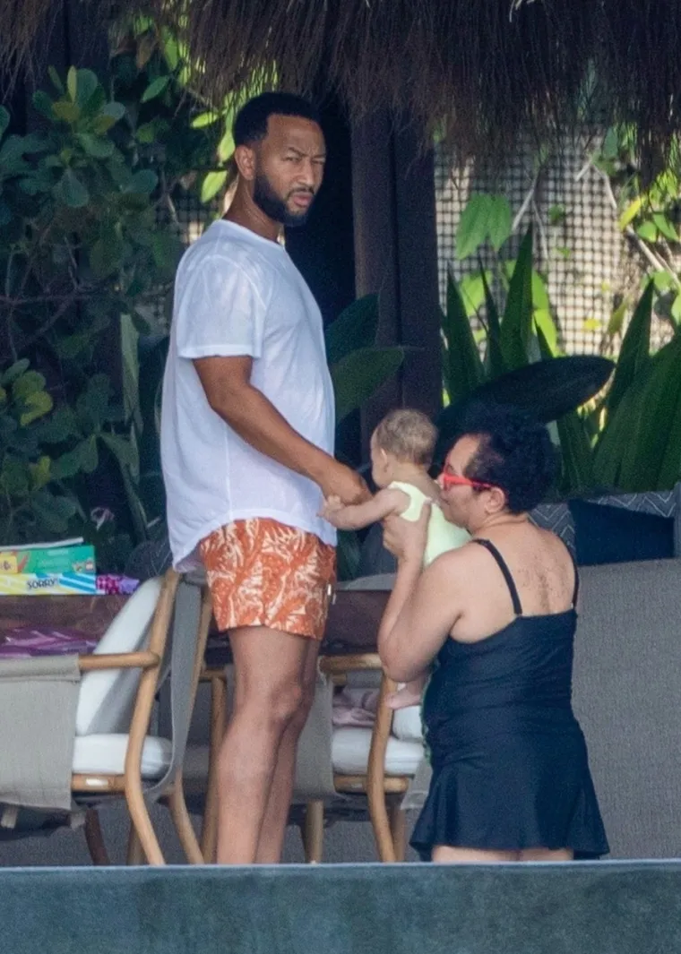 Chrissy Teigen iznenadila u neobično čednom badiću, ali ovo njezino golo kupanje ne zaboravlja se lako