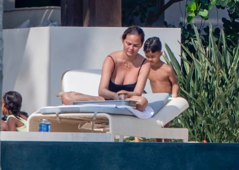 Chrissy Teigen iznenadila u neobično čednom badiću, ali ovo njezino golo kupanje ne zaboravlja se lako