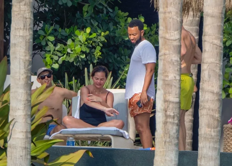 Chrissy Teigen iznenadila u neobično čednom badiću, ali ovo njezino golo kupanje ne zaboravlja se lako