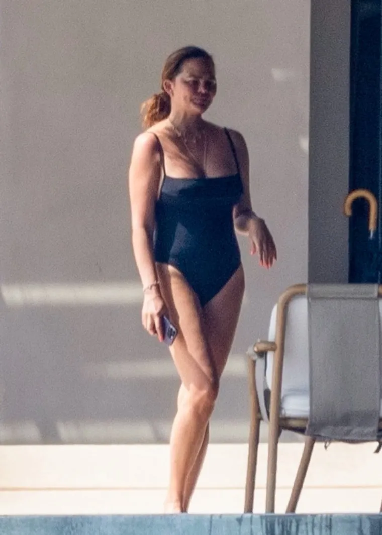 Chrissy Teigen iznenadila u neobično čednom badiću, ali ovo njezino golo kupanje ne zaboravlja se lako