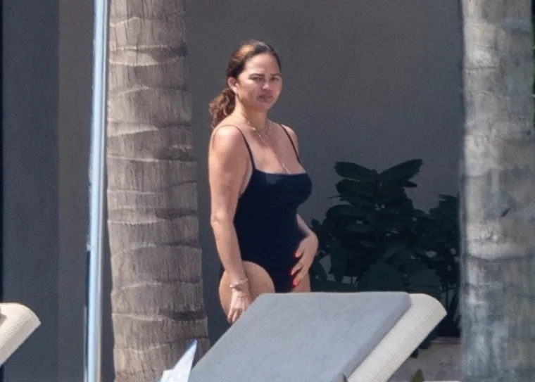 Chrissy Teigen iznenadila u neobično čednom badiću, ali ovo njezino golo kupanje ne zaboravlja se lako